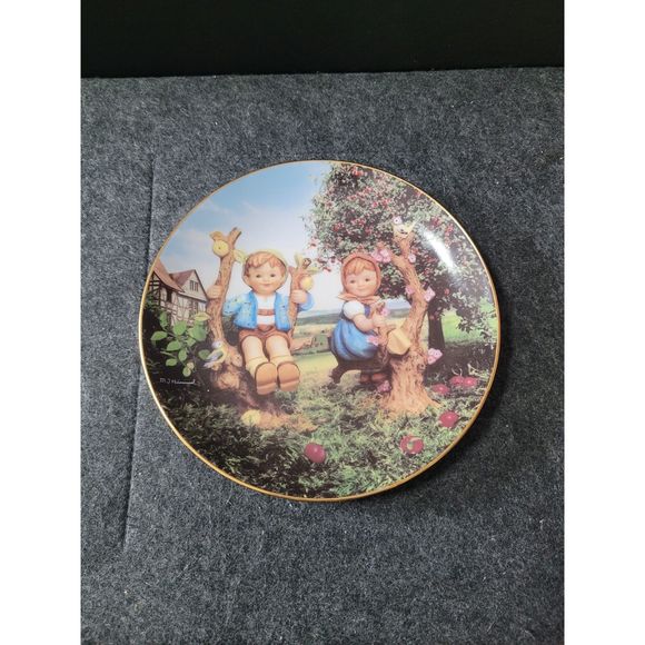 Vintage M.J. Hummel “Apple Tree Boy and Girl” Plate L5794 - Picture 4 of 4